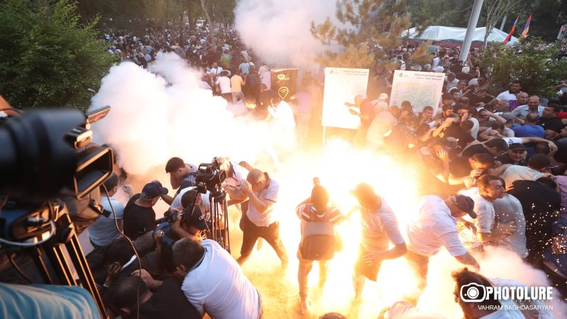 Ermenistan'da polisten protestoculara müdahale: 101 kişi yaralandı